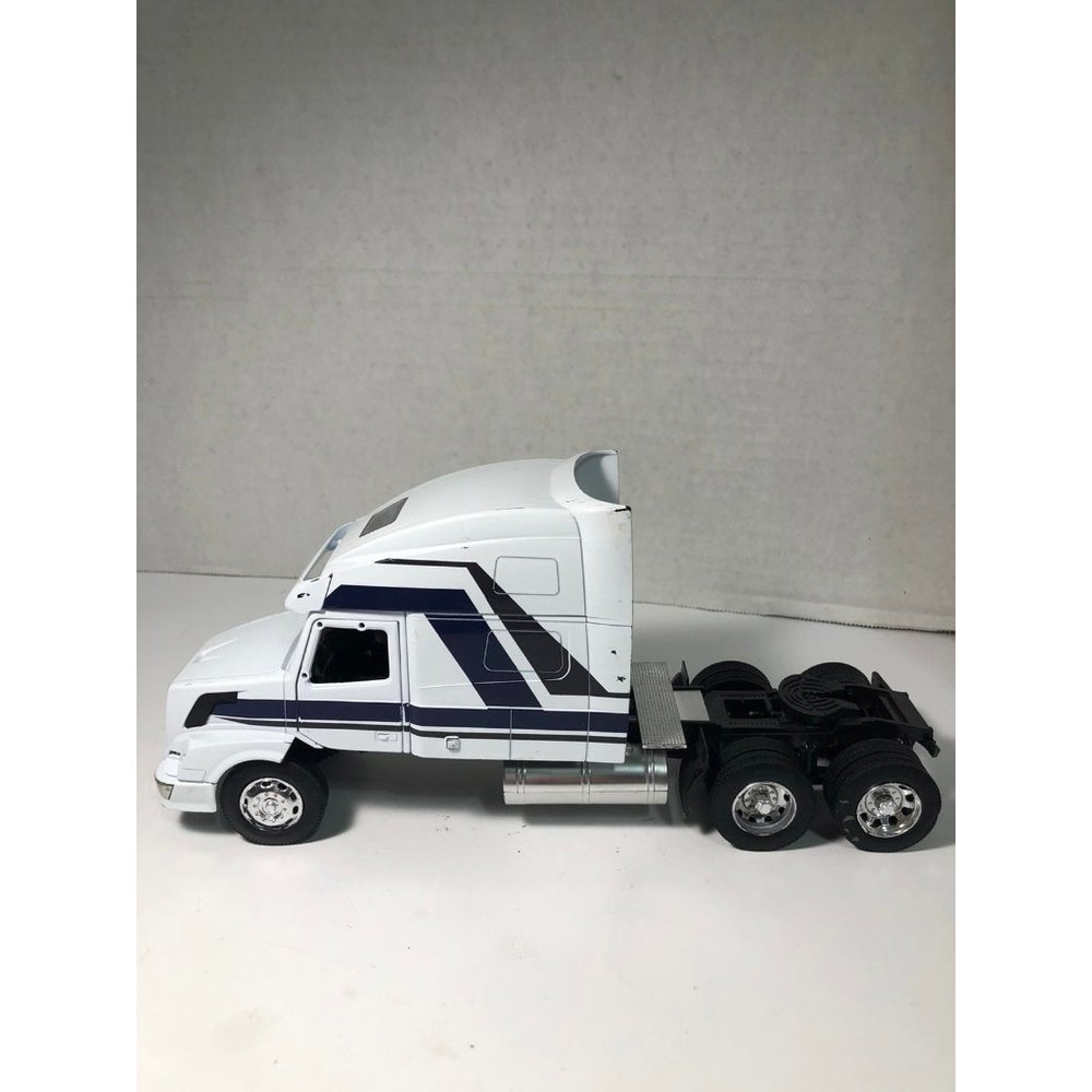 Volvo VN-780 Diecast Metal and Plastic 1/32 Scale Truck Model by NewRay -l